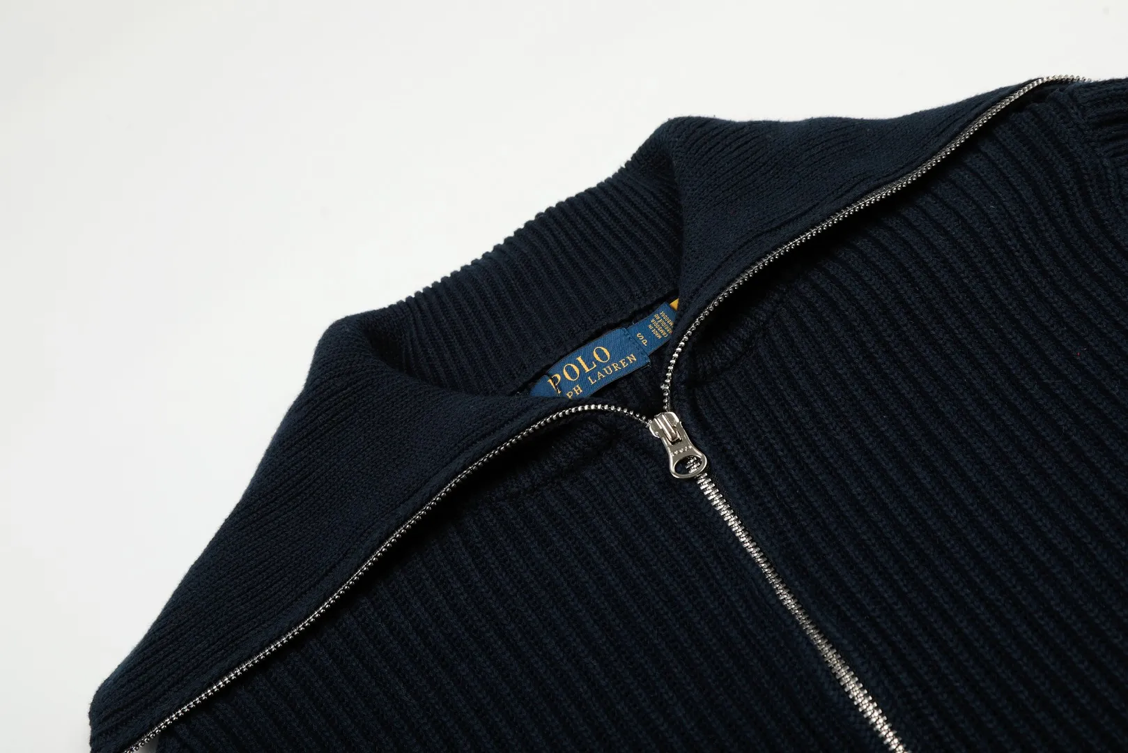 P300 top quality" Style number: DS051# (not off the shelves all year round) [Ralph Lauren large lapel solid color basic full zipper goddess style knitted cardigan] ✅Ralph Lauren Lazy large lapel double zipper classic goddess style knitted new coat ✅Main supplier platform live broadcast Wholesale entity Wholesale entity Replenish when out of stock Not off the shelf ✅ZP quality 1:1 version Scan the code to enter the GF website Counter quality ✅Details and quality are the only one in Guangzhou. Imported quality cotton yarn, focusing on high-end, cost-effective, good quality needless to say. ✅Restore the original version. The maximum size can be worn up to 160 pounds. Loose, comfortable and stress-free. ✅The upper body is simple and easy to put on. A must-have for goddess ootd. Good-looking clothes are never picky. A must-have for goddesses. Recommended for wardrobe. Size: S-XL. Color: black, white, gray, navy.